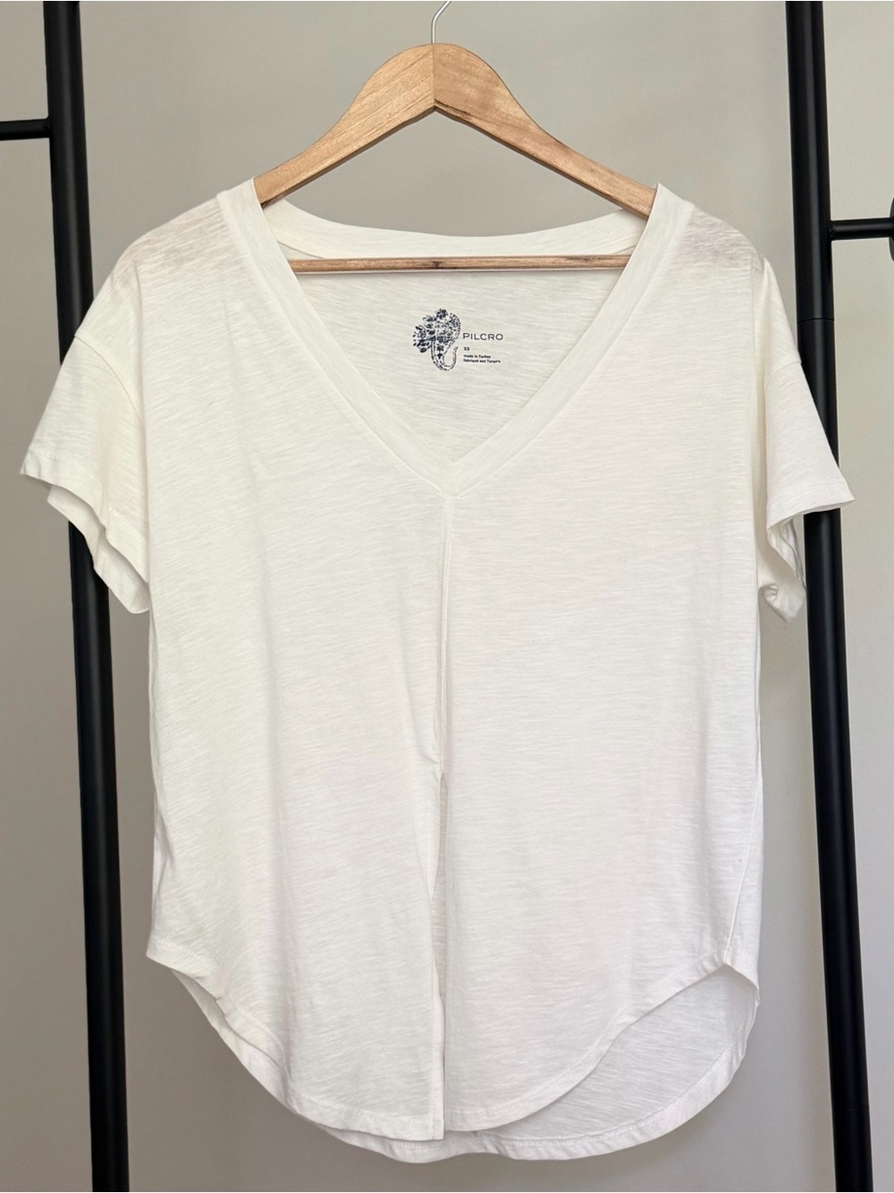 Pilcro by Anthropologie White V-Neck Tee XS | Split Hem Minimalist Basic